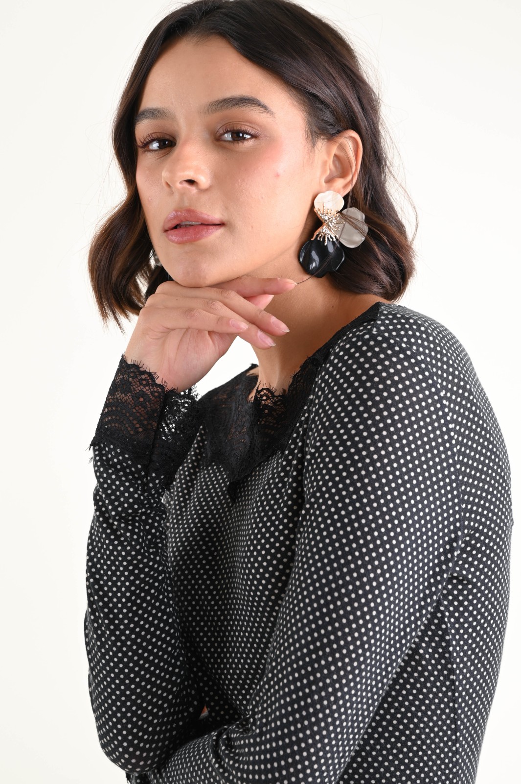 BI131-90_NERO ORECCHINI A FIORE CON DETTAGLI METALLICI - Black, TU