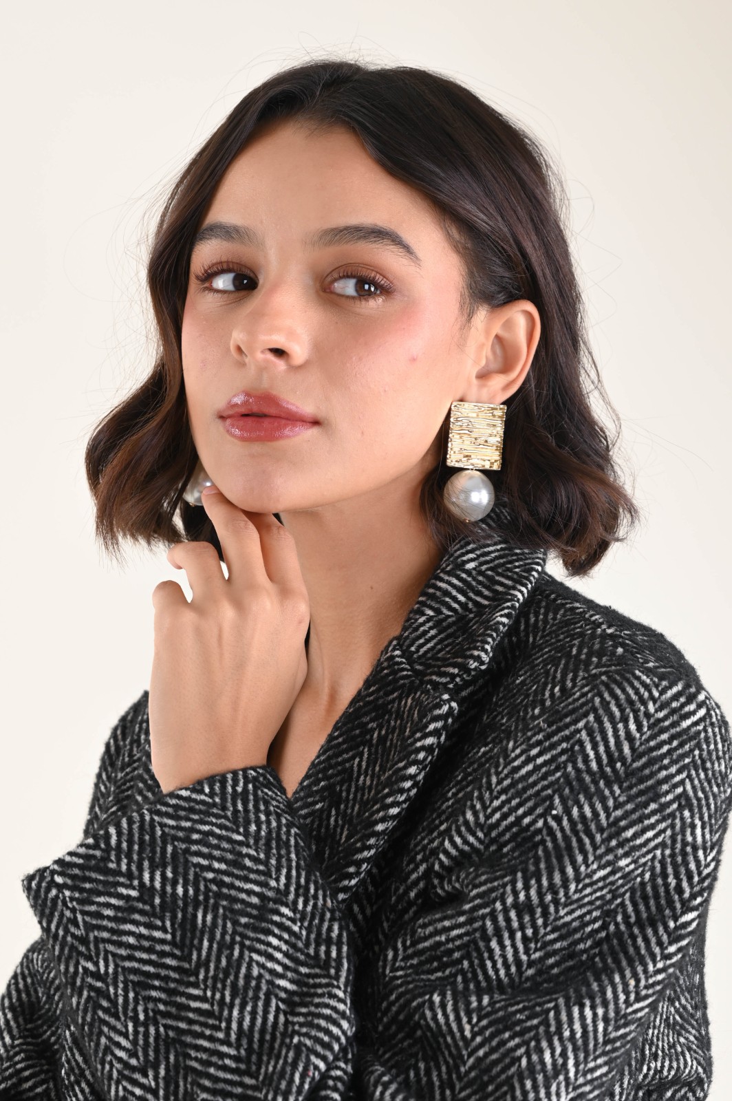 ORECCHINI GEOMETRICI CON PENDENTE SFERA MAXI - Image 6