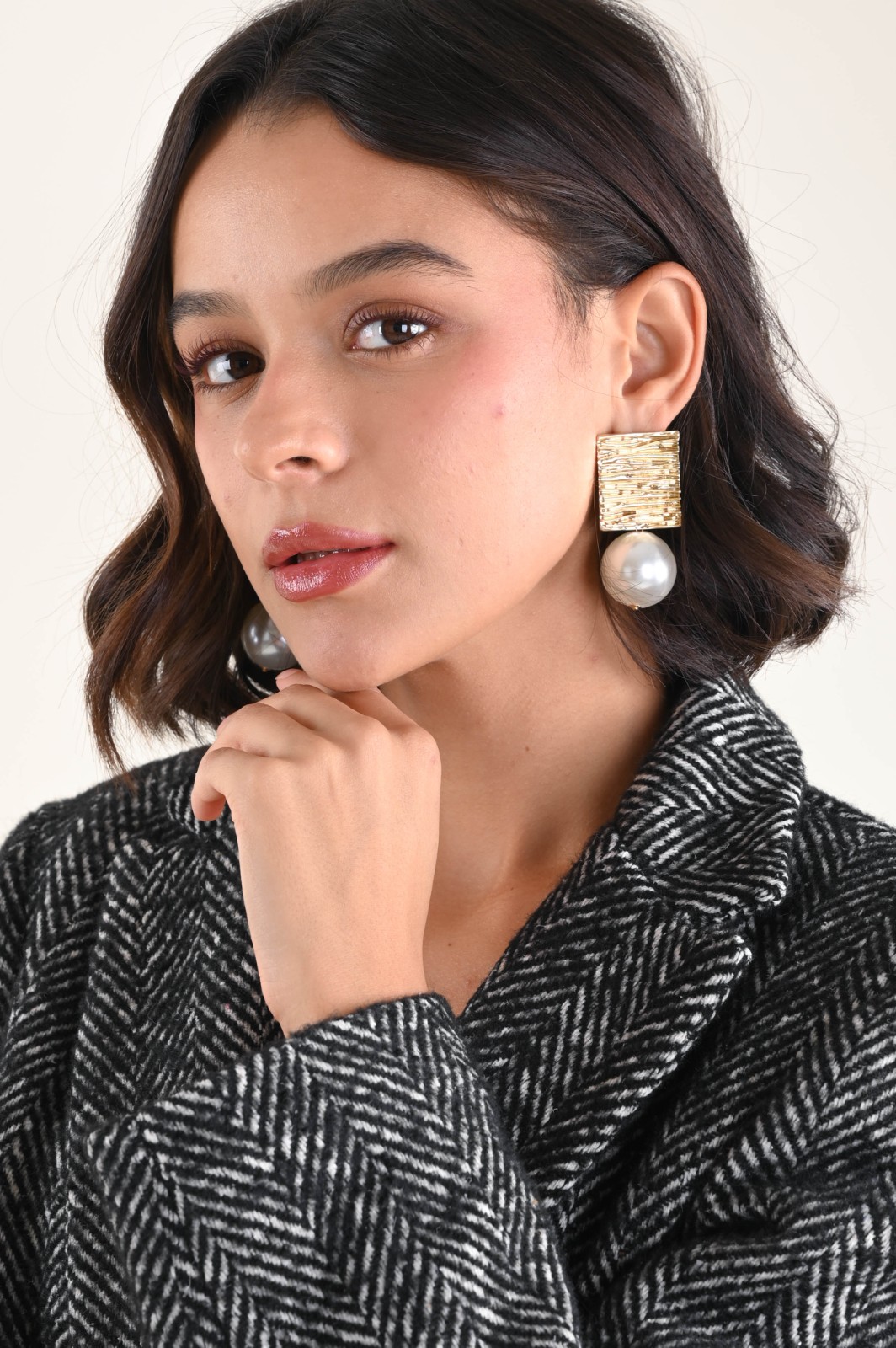 ORECCHINI GEOMETRICI CON PENDENTE SFERA MAXI - Image 7