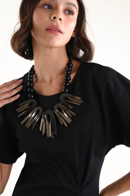 COLLANA STATEMENT CON ELEMENTI SAGOMATI E PERLE MAXI