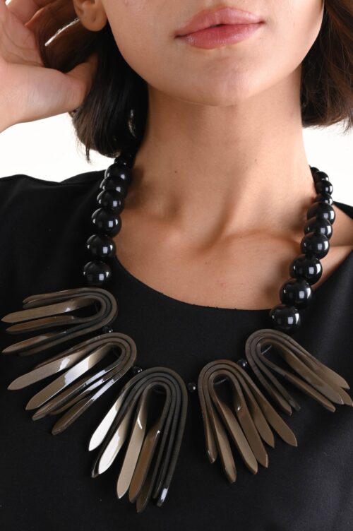Alternative view of COLLANA STATEMENT CON ELEMENTI SAGOMATI E PERLE MAXI