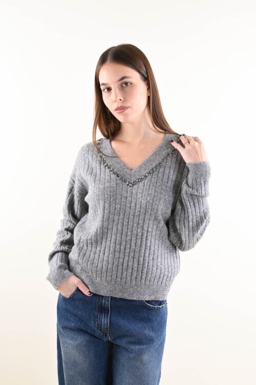 MAGLIA A COSTE SCOLLO A V CON DETTAGLIO GIOIELLO