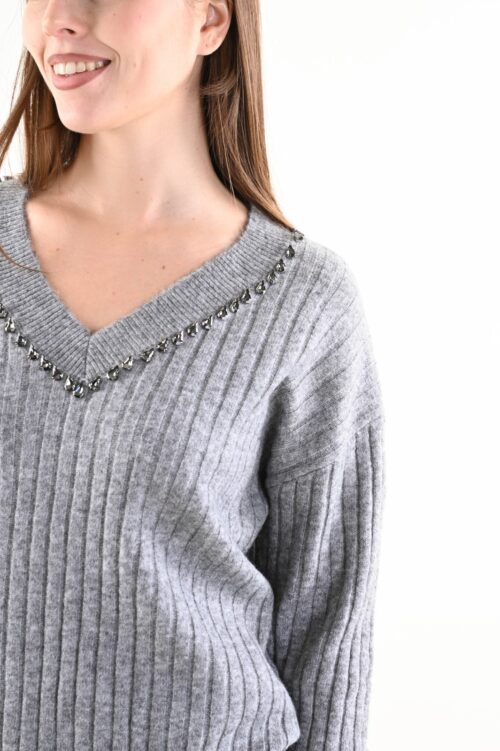 Alternative view of MAGLIA A COSTE SCOLLO A V CON DETTAGLIO GIOIELLO