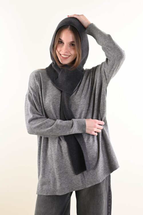 CAPPUCCIO IN MAGLIA CON SCIARPA INTEGRATA