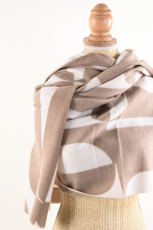 SCIARPA CON MOTIVO GEOMETRICO