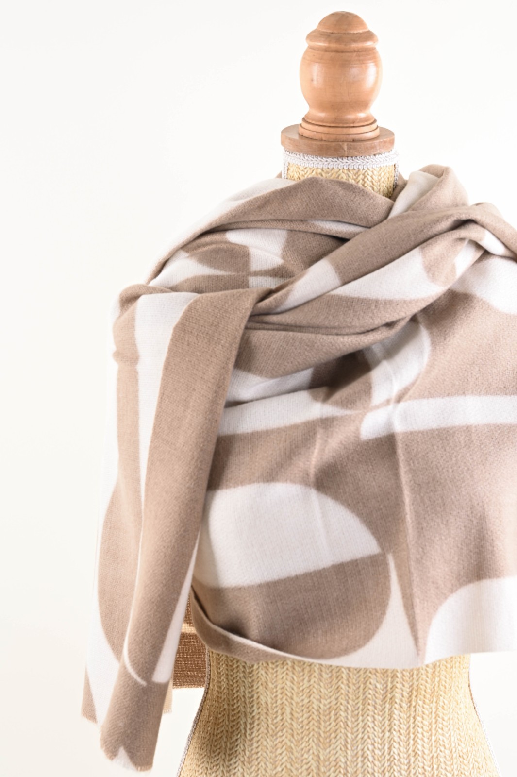 SCIARPA CON MOTIVO GEOMETRICO