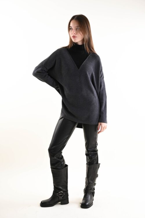 Alternative view of MAXI MAGLIA CON COLLO DOPPIO E SCOLLO A V