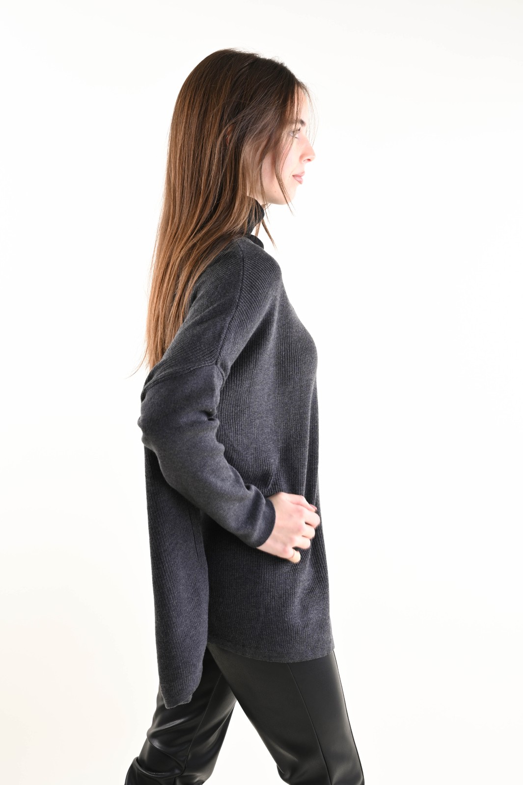 MAXI MAGLIA CON COLLO DOPPIO E SCOLLO A V - Imagen 3