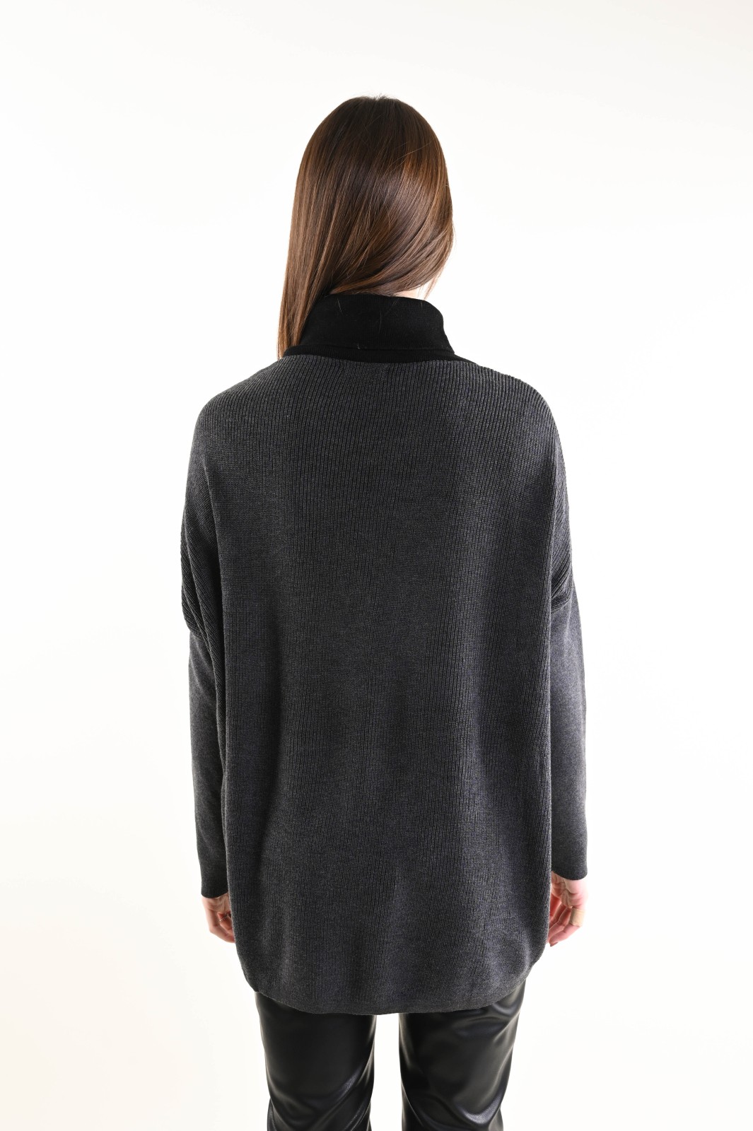 MAXI MAGLIA CON COLLO DOPPIO E SCOLLO A V - Imagen 4