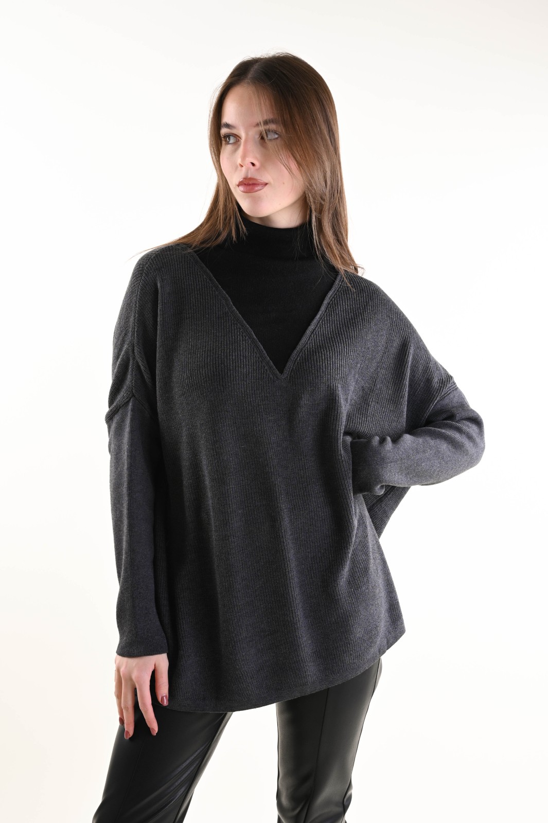 MAXI MAGLIA CON COLLO DOPPIO E SCOLLO A V - Imagen 5