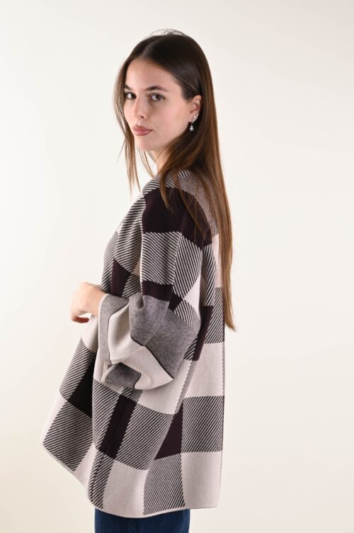 Alternative view of MANTELLA CON MOTIVO A QUADRI