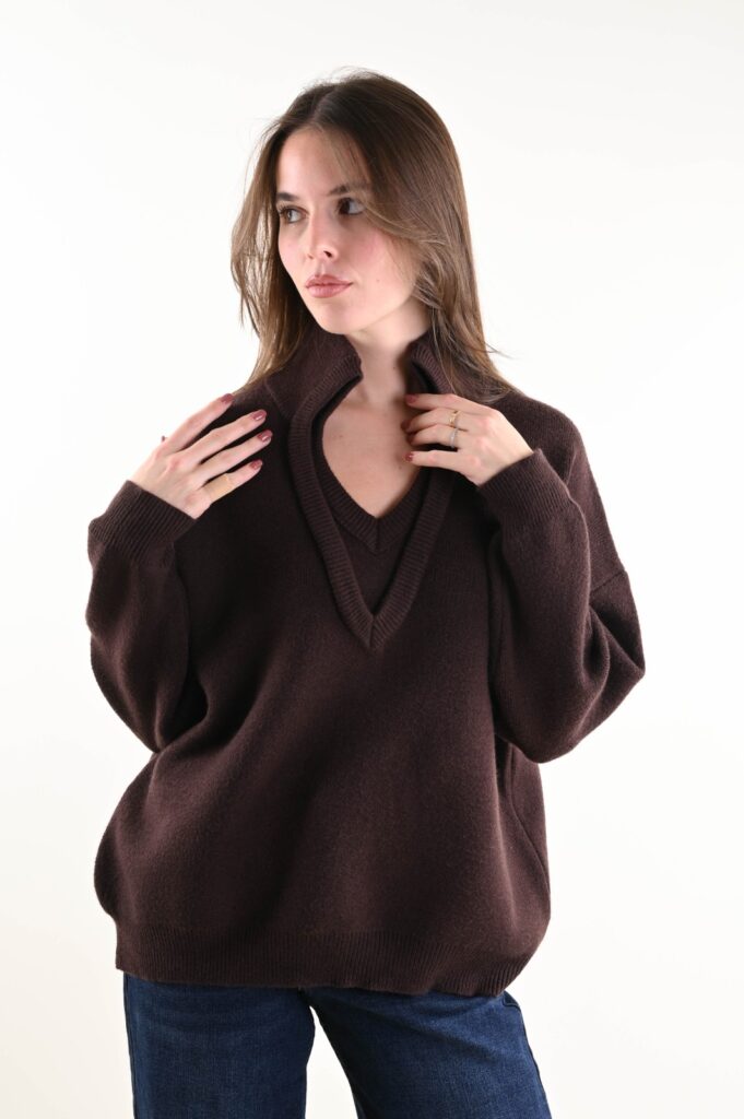 REVERSED V-NECK SWEATER 