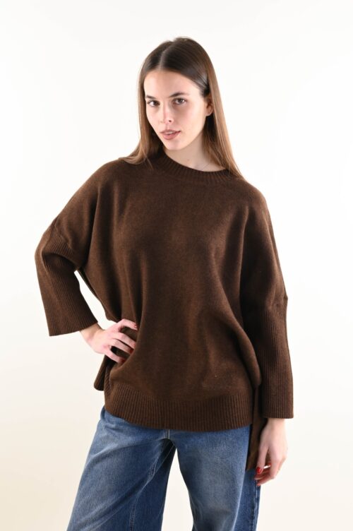 MAGLIA OVER CON MANICA LARGA E ABOTTONATURA POSTERIORE