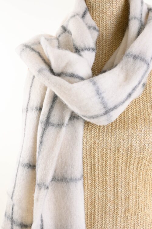 Alternative view of SCIARPA MORBIDA A QUADRI CON FRANGE