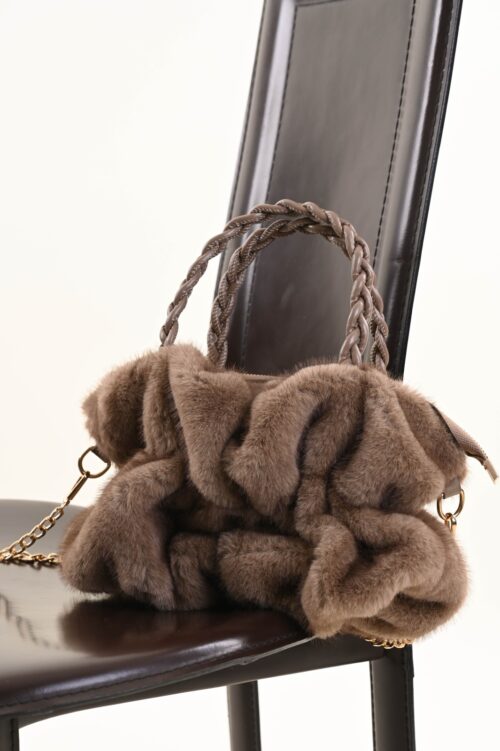 BORSA MORBIDA IN ECO-PELLICCIA CON MANICI INTRECCIATI