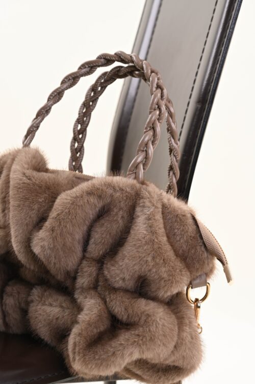 Alternative view of BORSA MORBIDA IN ECO-PELLICCIA CON MANICI INTRECCIATI