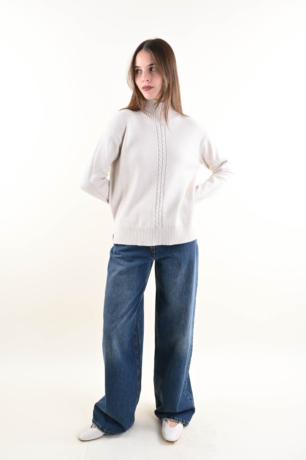 MAGLIA CON COLLO ALTO E TRECCIA CENTRALE - Image 4