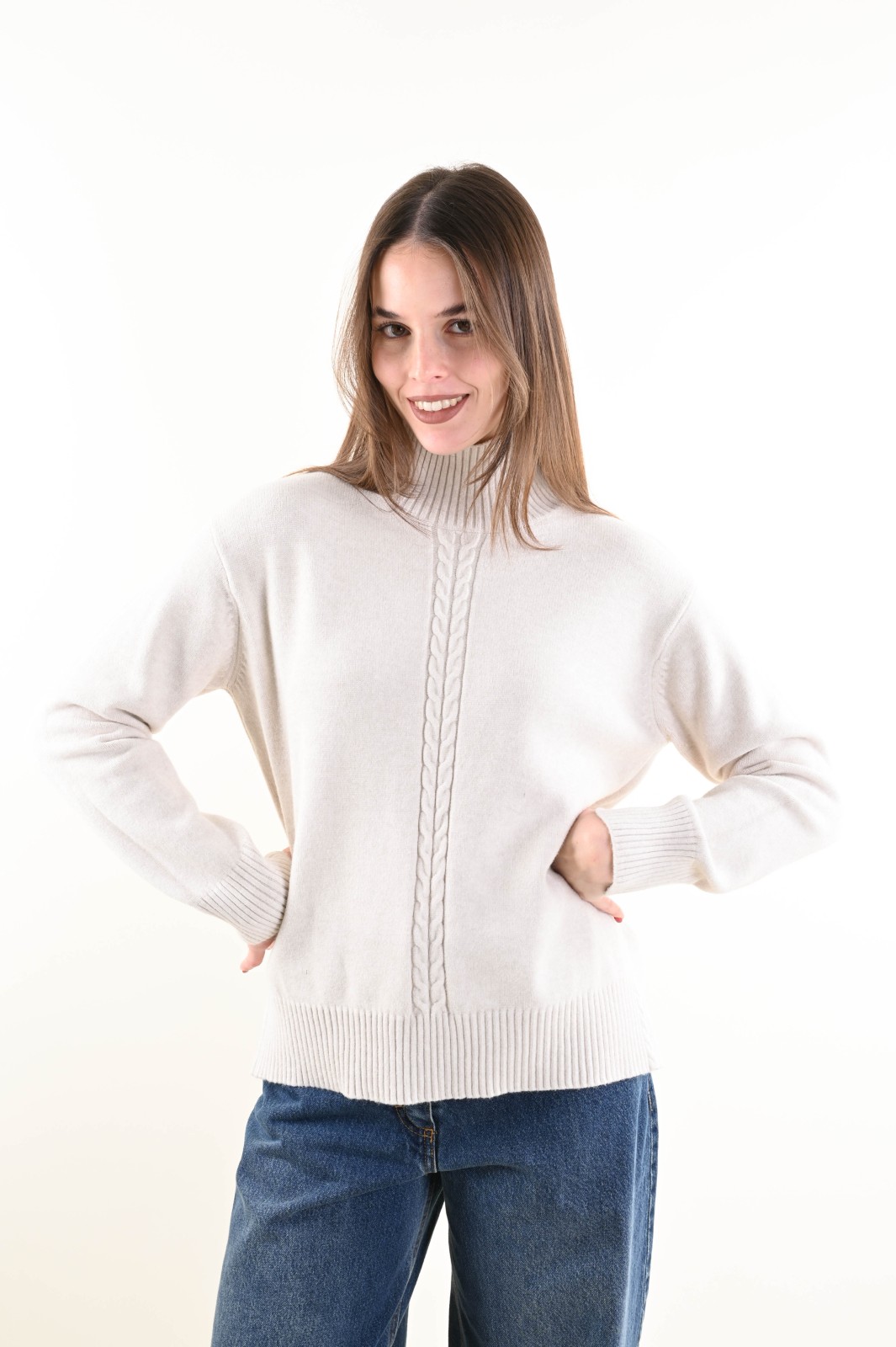 MAGLIA CON COLLO ALTO E TRECCIA CENTRALE