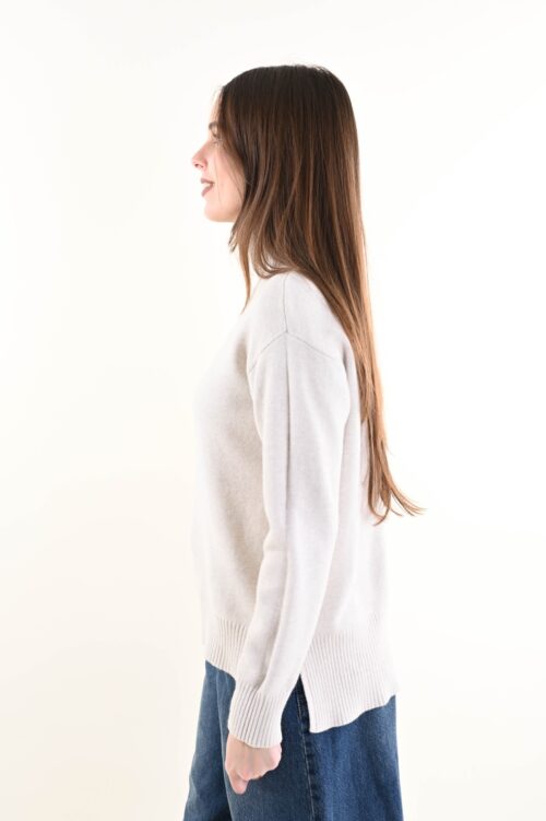 Alternative view of MAGLIA CON COLLO ALTO E TRECCIA CENTRALE