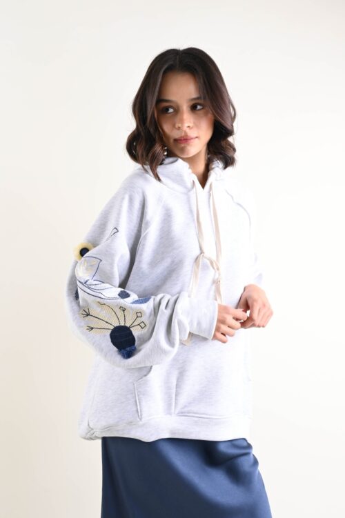 FELPA CON CAPPUCCIO CON RICAMO SULLA MANICA