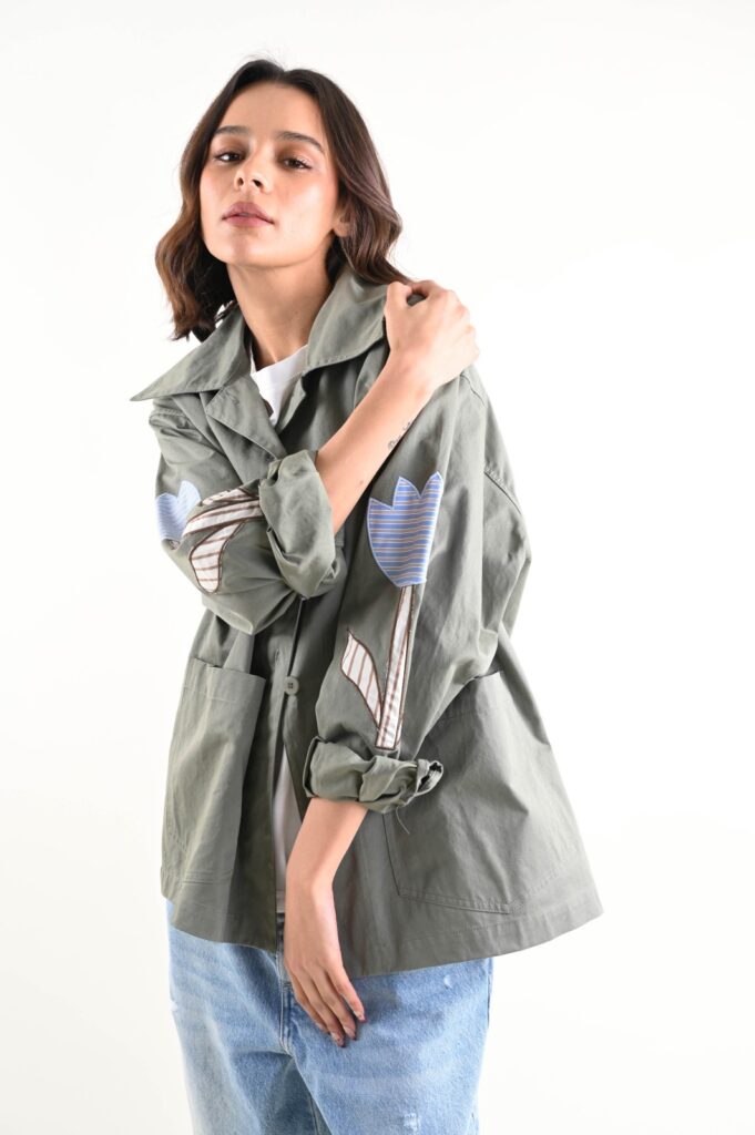 CAMICIA CON PATCH DECORATIVE 