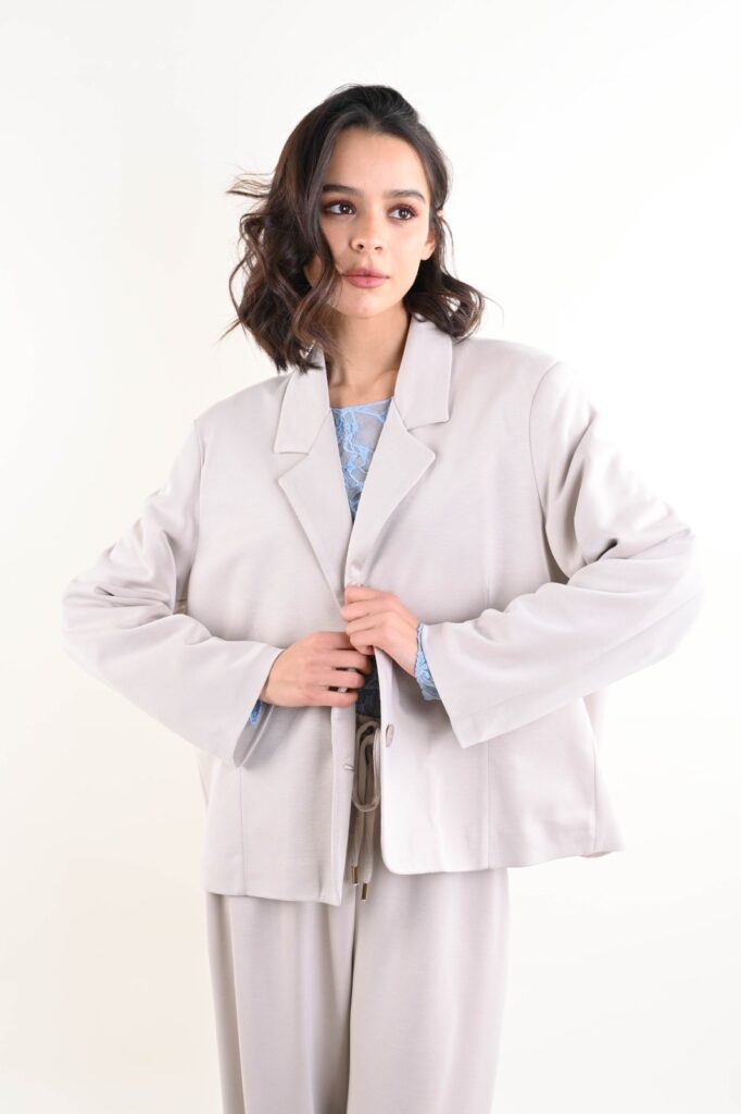 BLAZER CORTO DAL TAGLIO ESSENZIALE 