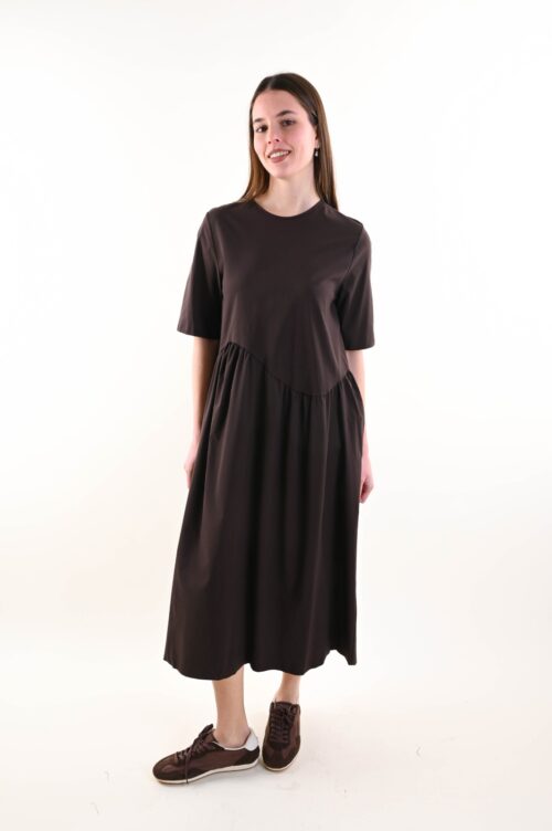 ABITO A MANICHE CORTE CON TASCHE LATERALI E