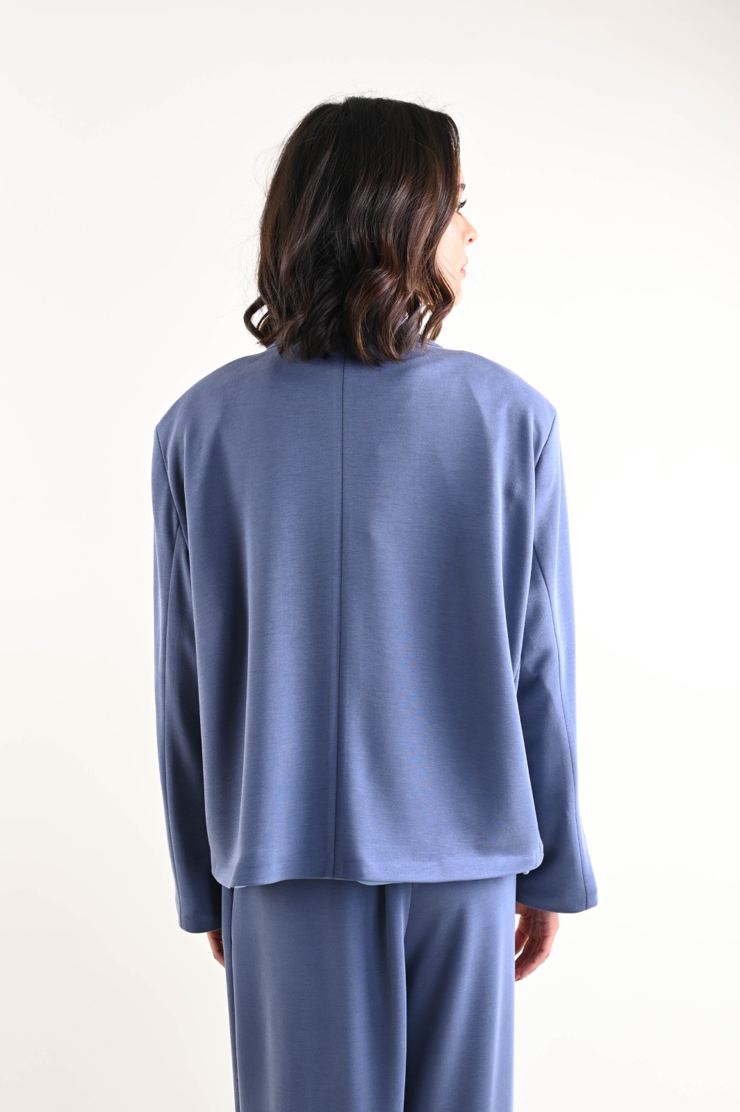 BLAZER CORTO DAL TAGLIO ESSENZIALE - immagine 3