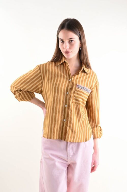 CAMICIA A RIGHE CON DETTAGLIO GIOIELLO SULLA TASCA