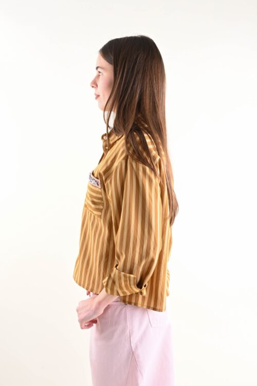 Alternative view of CAMICIA A RIGHE CON DETTAGLIO GIOIELLO SULLA TASCA