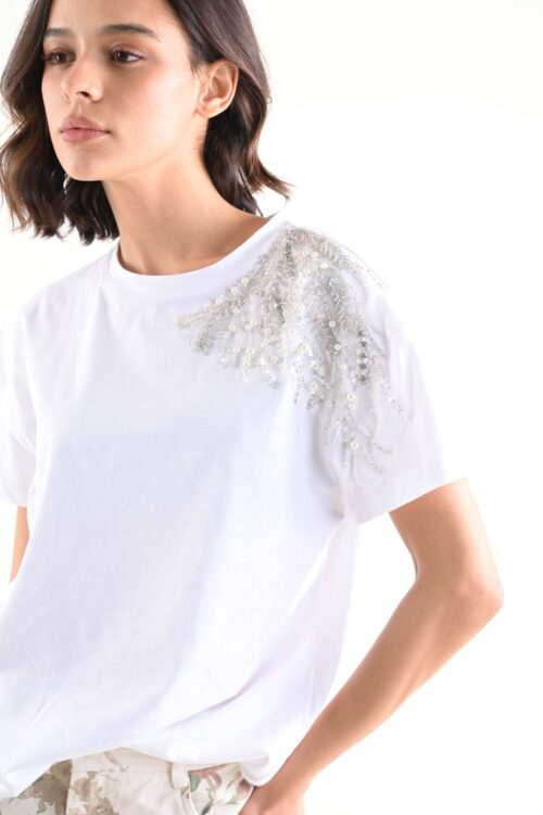 T-SHIRT CON DECORAZIONE SULLA MANICA