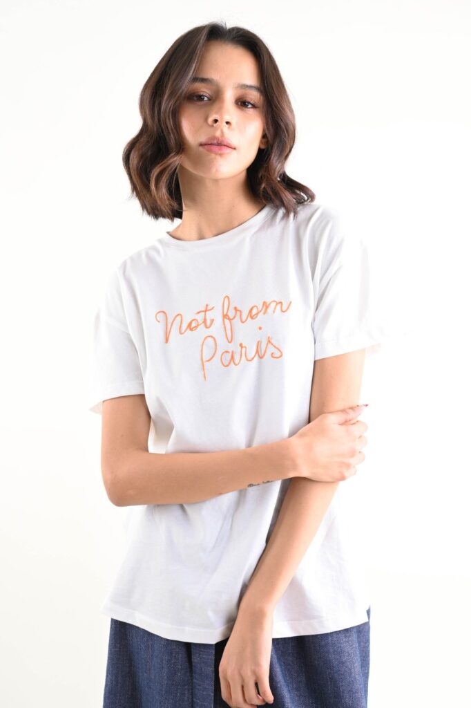 T-SHIRT CON SCRITTA RICAMATA 