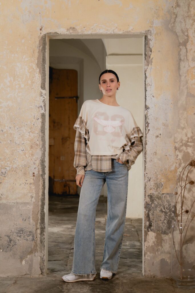 MAGLIA CON STAMPA E MANICHE IN TESSUTO CAMICIA 