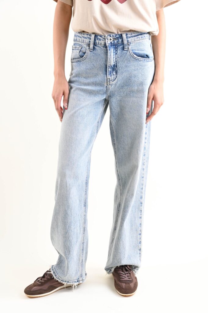 JEANS DRITTI CON ORLI EFFETTO RIPPED 