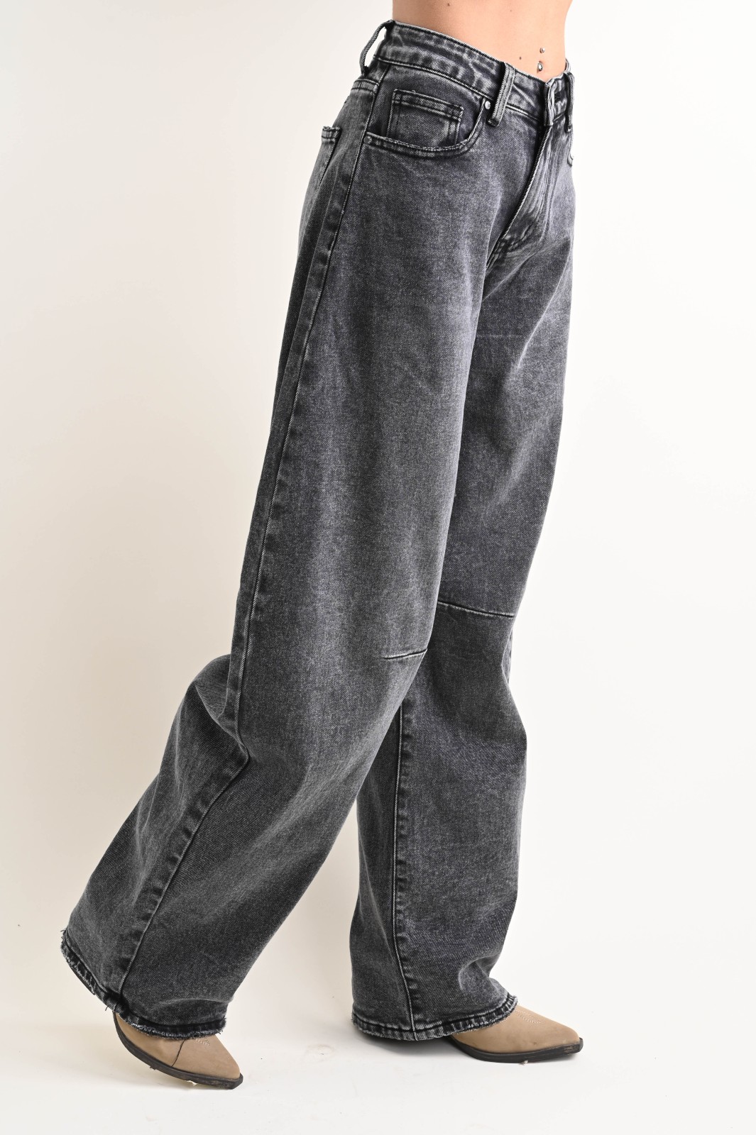 JEANS LAVAGGIO GRIGIO SCURO CON CUCITURA AL GINOCCHIO - immagine 2