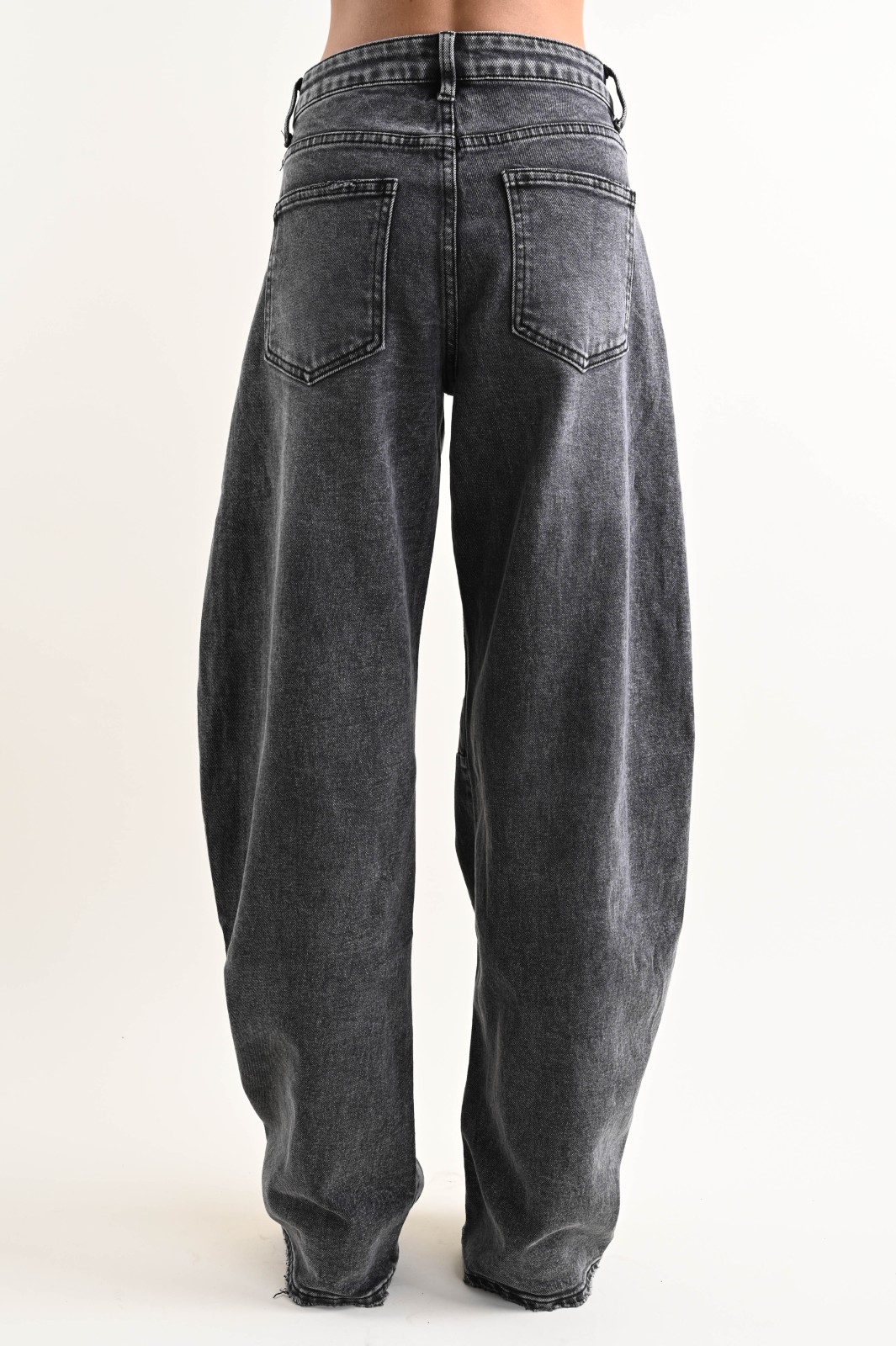 JEANS LAVAGGIO GRIGIO SCURO CON CUCITURA AL GINOCCHIO - immagine 3