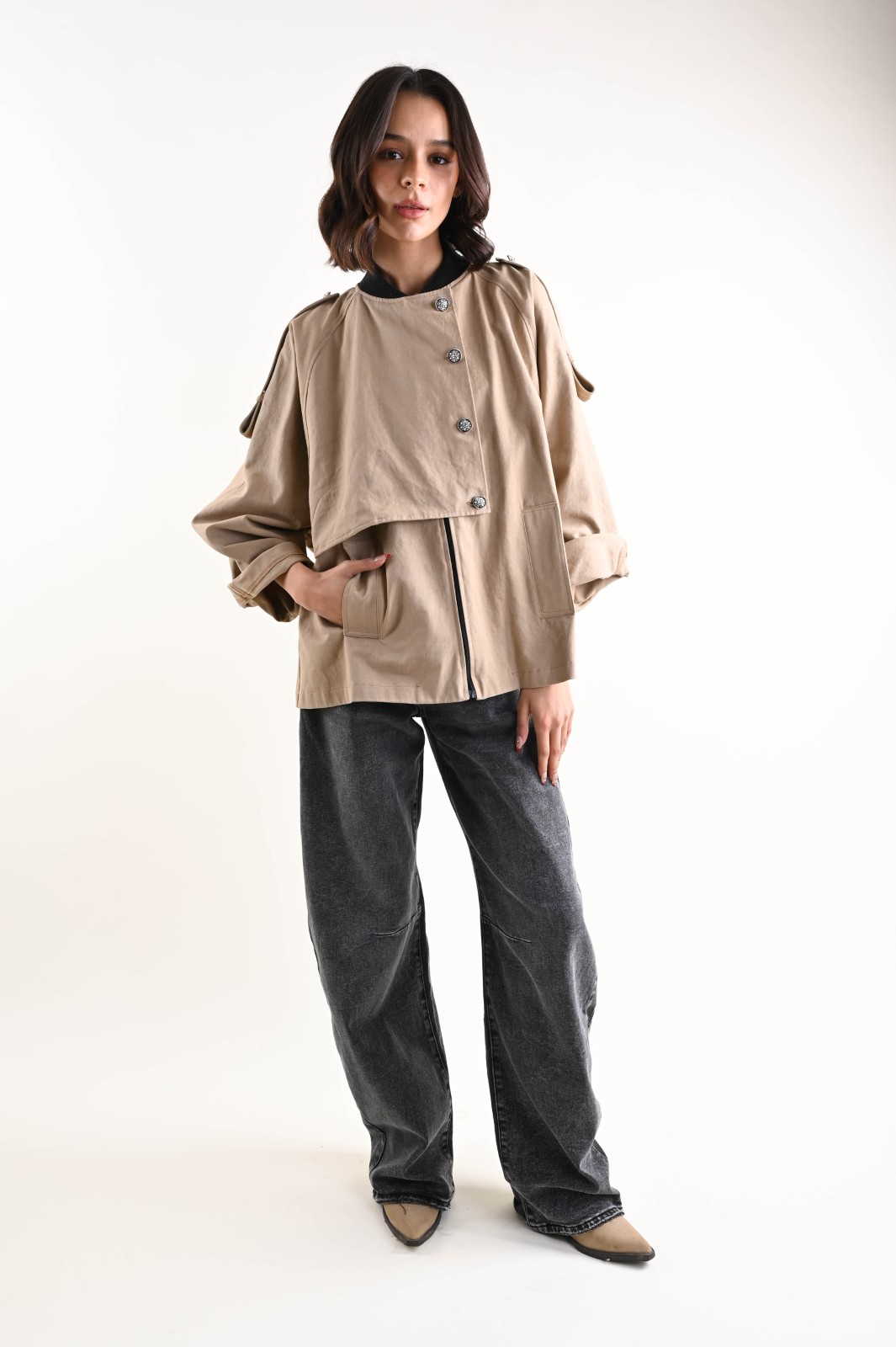 JEANS LAVAGGIO GRIGIO SCURO CON CUCITURA AL GINOCCHIO - immagine 5