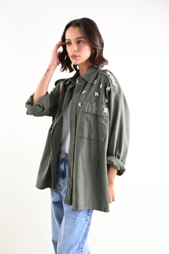 CAMICIA CON APPLICAZIONI GIOIELLO STILE UTILITY 