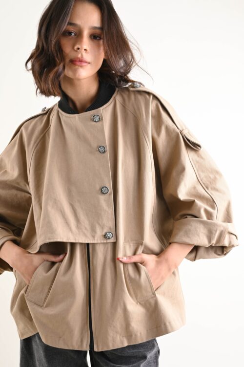 TRENCH CORTO CON COLLETTO A CONTRASTO E BOTTONI DECORATIVI