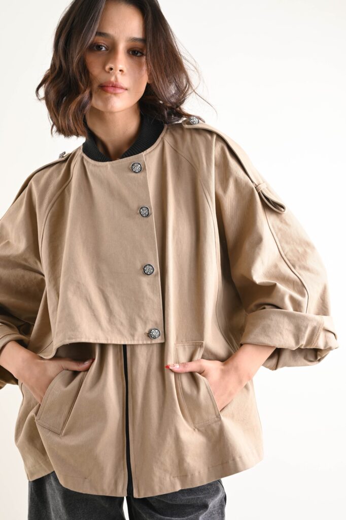 TRENCH CORTO CON COLLETTO A CONTRASTO E BOTTONI DECORATIVI 