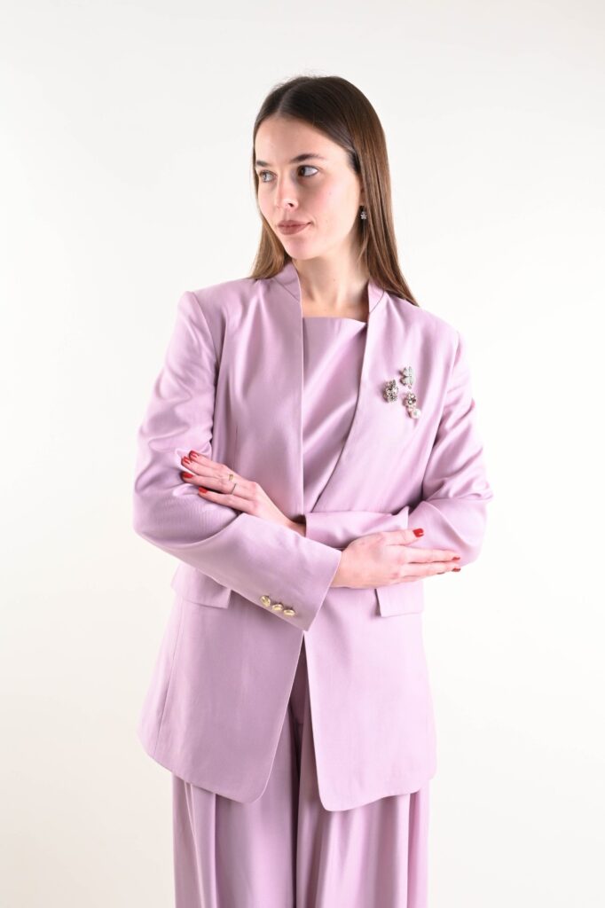 BLAZER ELEGANTE CON DETTAGLIO GIOIELLO 