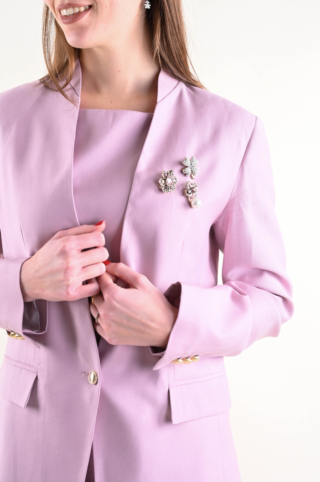 BLAZER ELEGANTE CON DETTAGLIO GIOIELLO – Bild 2