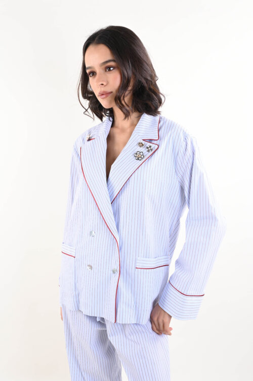 GIACCA A RIGHE CON SPILLA E FINITURE A CONTRASTO