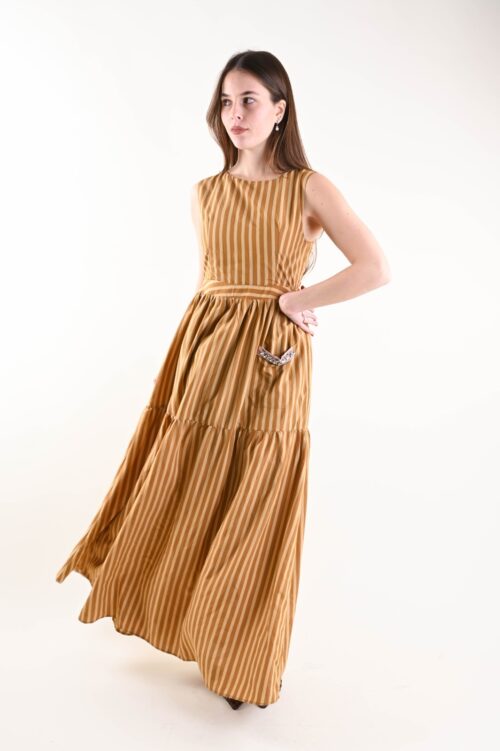 ABITO A RIGHE A BALZE CON DETTAGLIO GIOIELLO SULLA TASCA