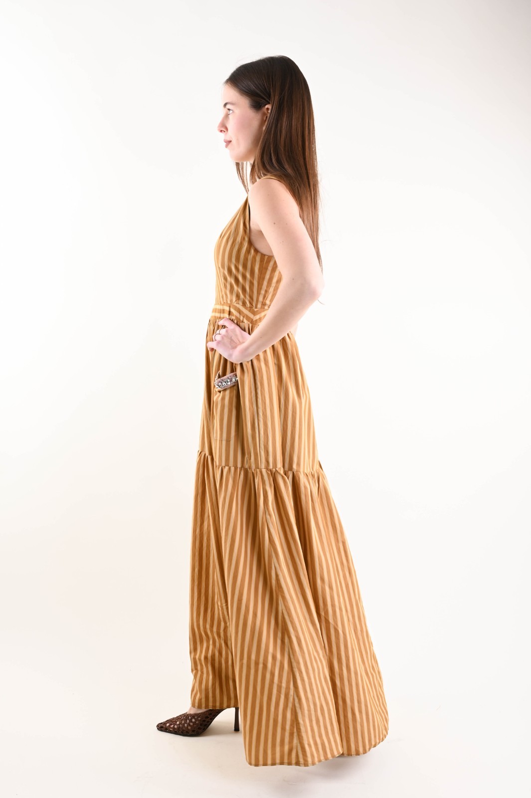 ABITO A RIGHE A BALZE CON DETTAGLIO GIOIELLO SULLA TASCA - immagine 3