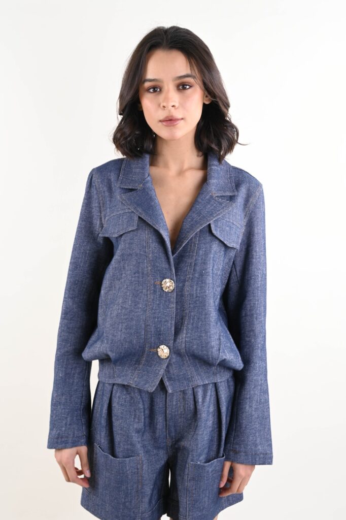 GIACCA DENIM STRUTTURATA CON BOTTONI DECORATIVI 