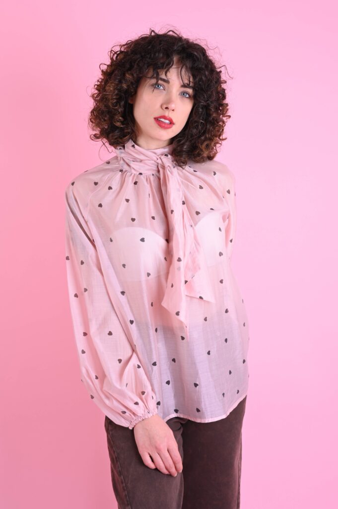 BLUSA CON CUORICINI 