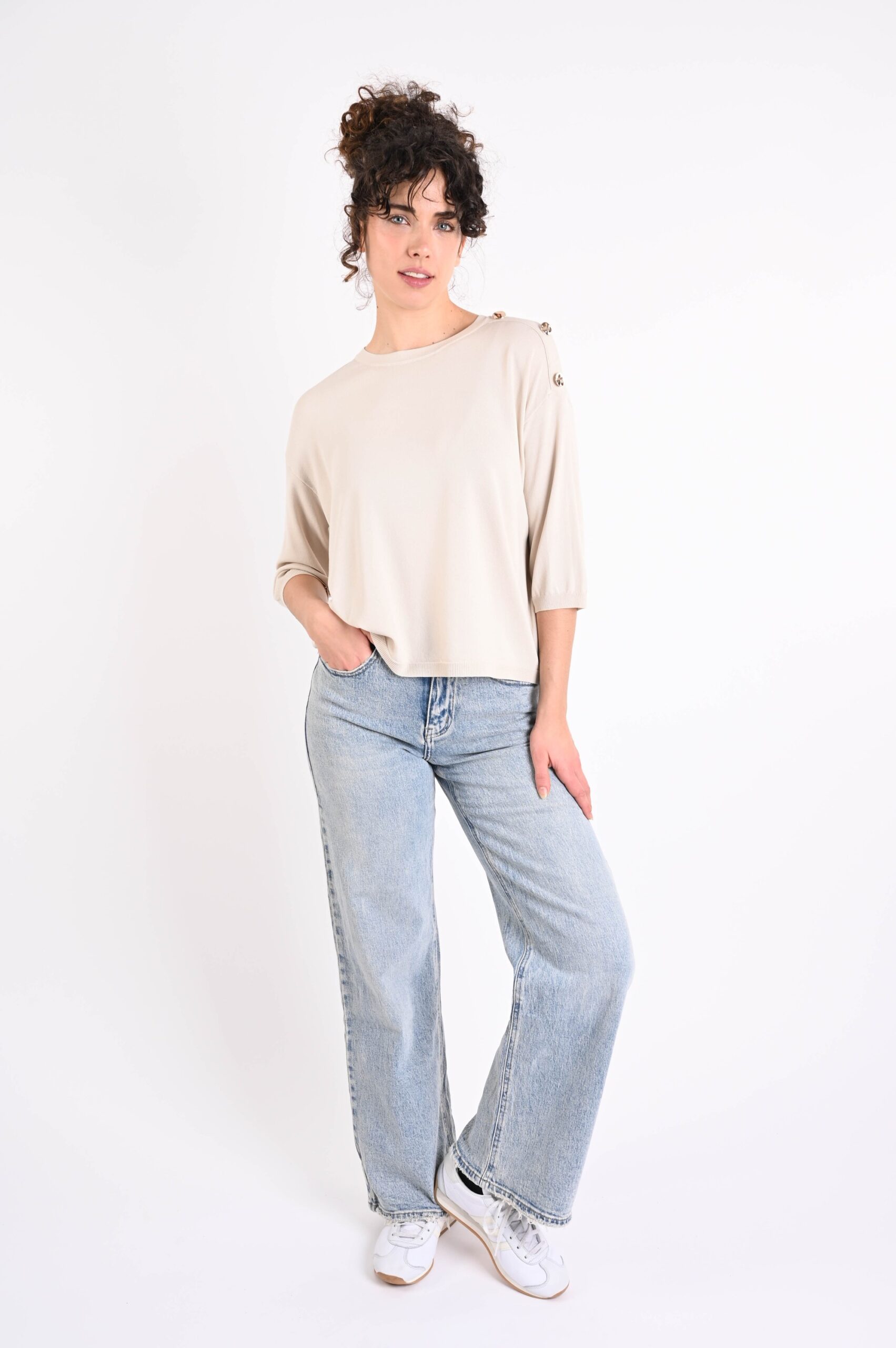 MAGLIA MANICHE A ¾ CON BOTTONI DECORATIVI SULLA SPALLA - immagine 4