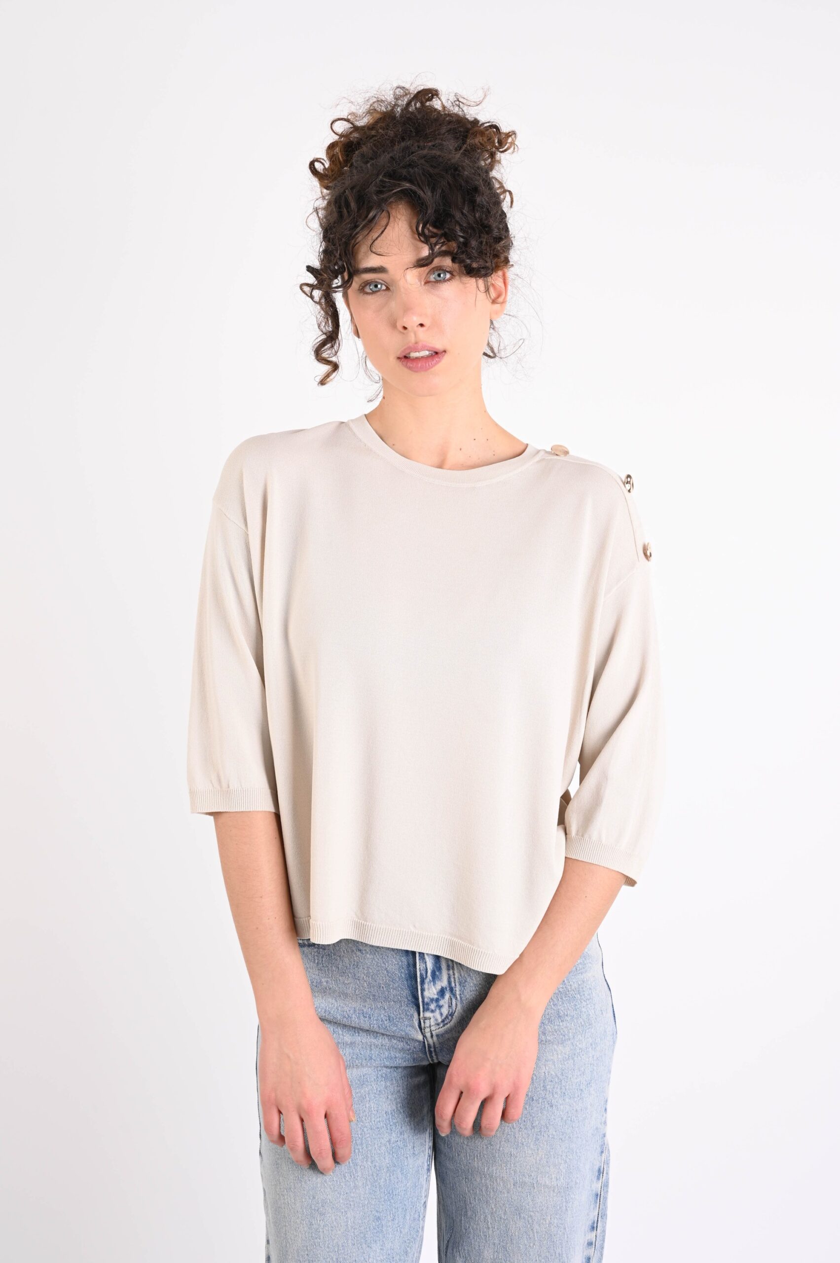 MAGLIA MANICHE A ¾ CON BOTTONI DECORATIVI SULLA SPALLA