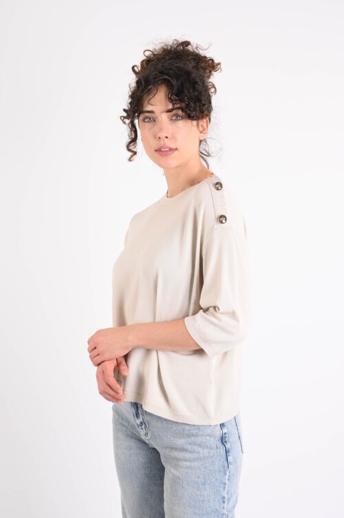 Alternative view of MAGLIA MANICHE A ¾ CON BOTTONI DECORATIVI SULLA SPALLA